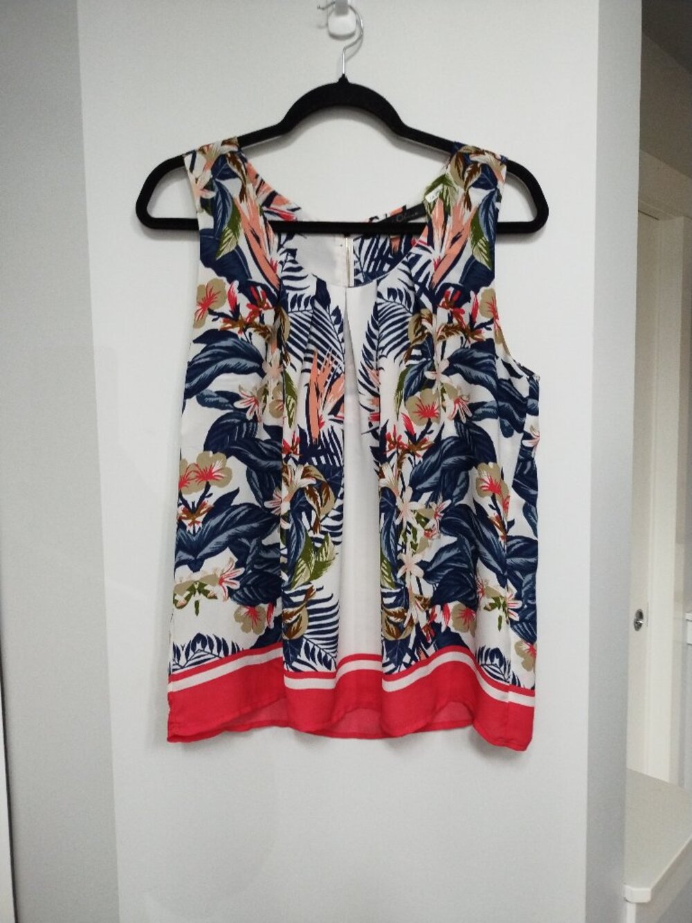 Lightweight tank with zipper in the back